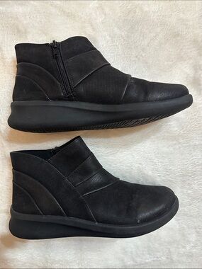 CLARKS CLOUD STEPPERS Women’s Black Vegan Ankle Boots Sz6 Casual Cushion Comfort